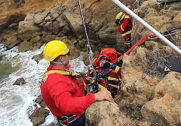 Quatro operacionais do Corpo de Bombeiros de Vila do Bispo em acções de formação de salvamento de grande ângulo