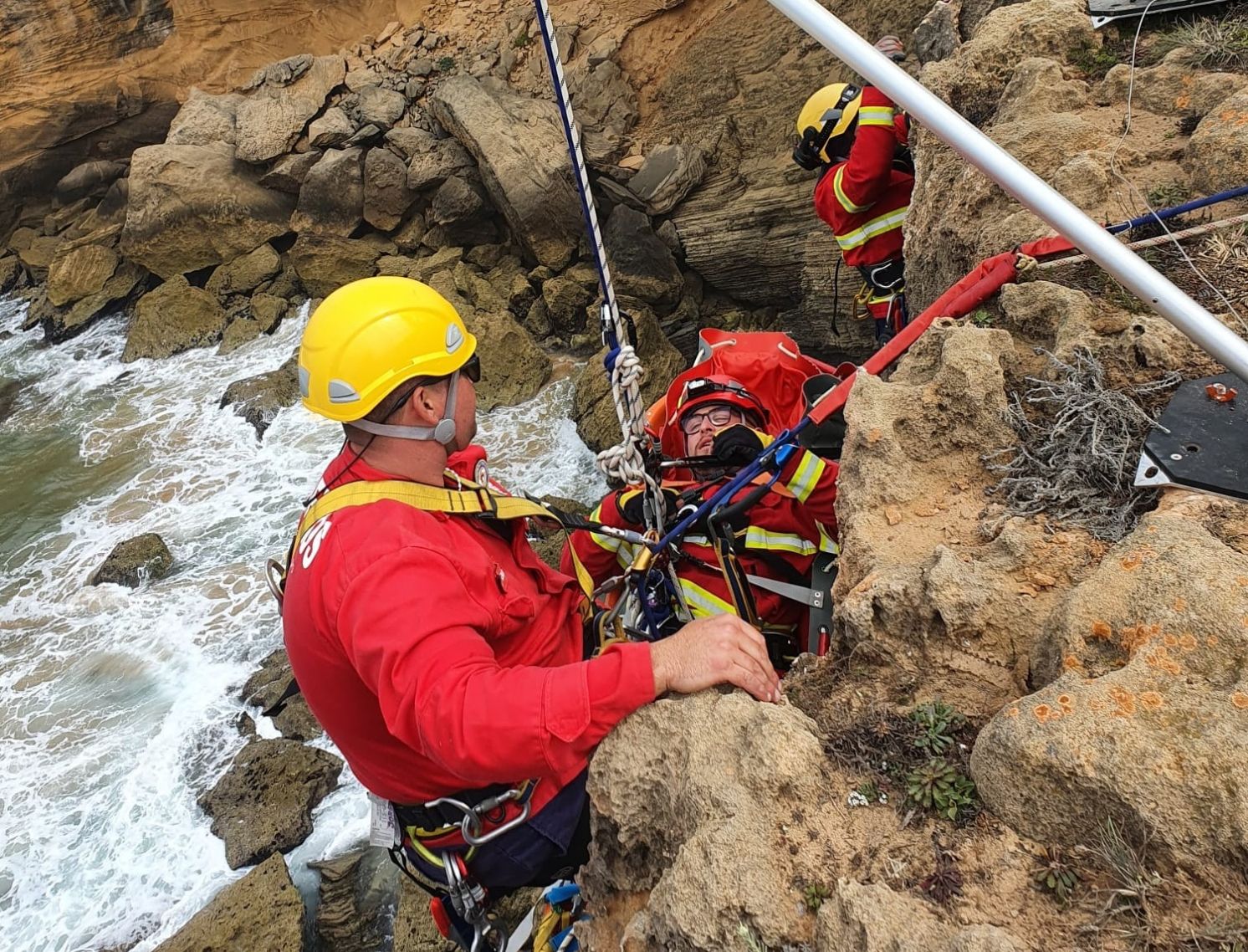 Quatro operacionais do Corpo de Bombeiros de Vila do Bispo em acções de formação de salvamento de grande ângulo