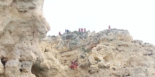 Bombeiros de Lagos realizam exercício de resgate na Ponta da Piedade