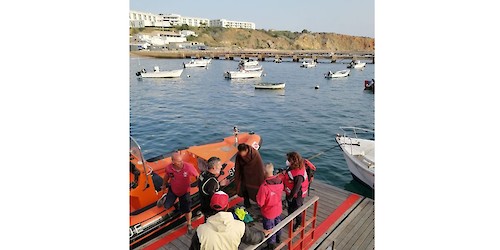 Resgatados dois pescadores após naufrágio de embarcação de pesca na praia do Tonel em Sagres