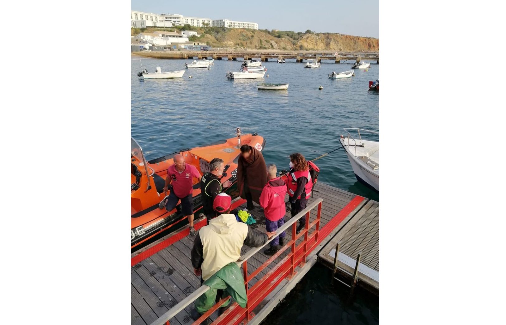 Resgatados dois pescadores após naufrágio de embarcação de pesca na praia do Tonel em Sagres