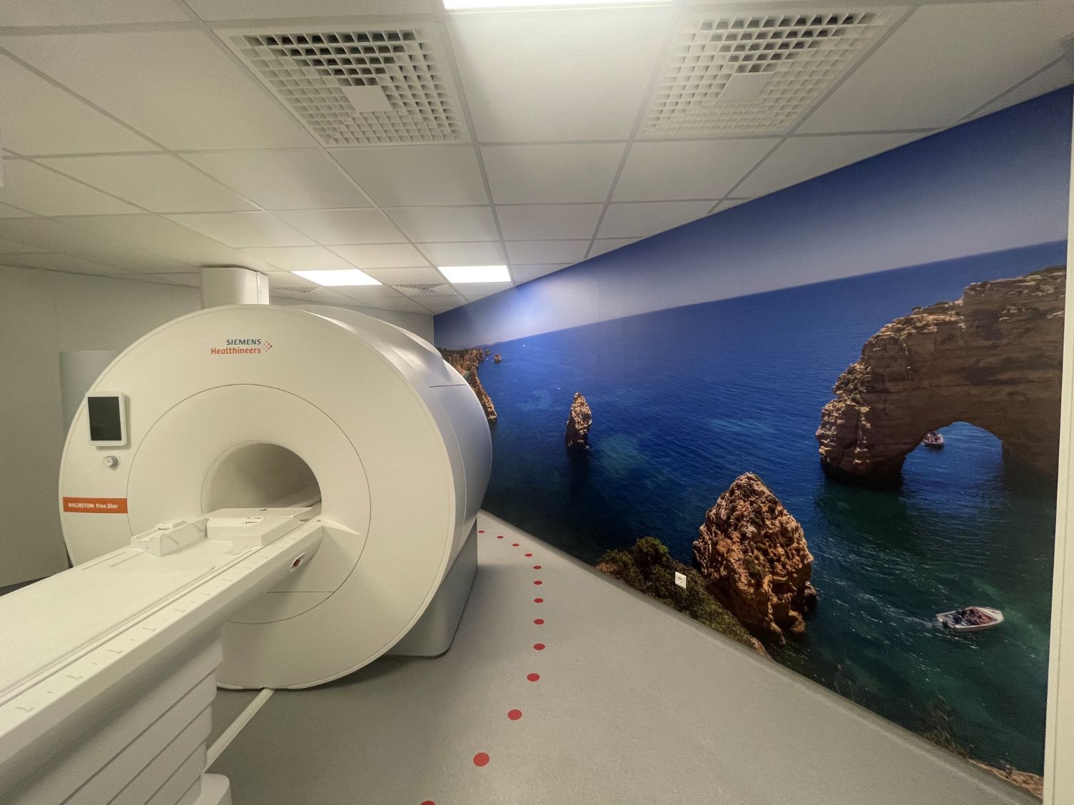 Hospital Lusíadas Albufeira investe em equipamento de ressonância magnética com inteligência artificial pioneiro no mundo