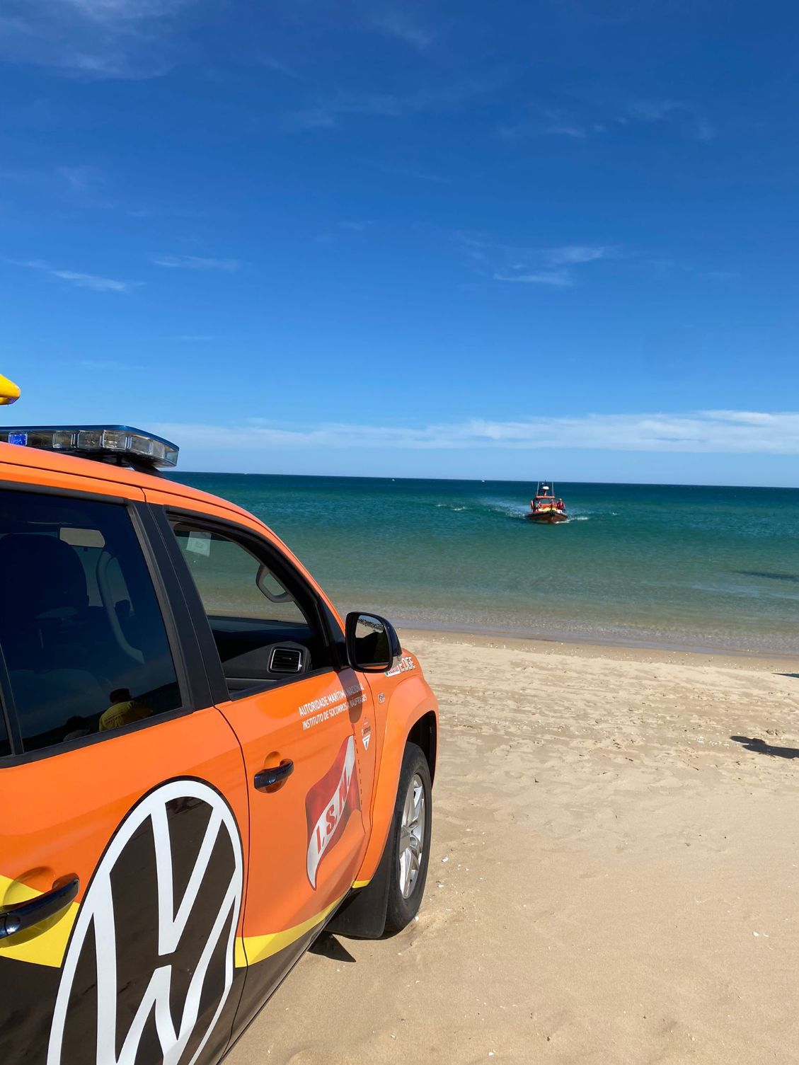 Estação Salva-vidas de Ferragudo resgata dois praticantes de windsurf junto à barra do Alvor