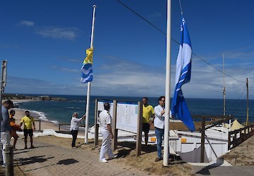 Bandeira Azul e Bandeira Dourada hasteadas nas praias de Odemira