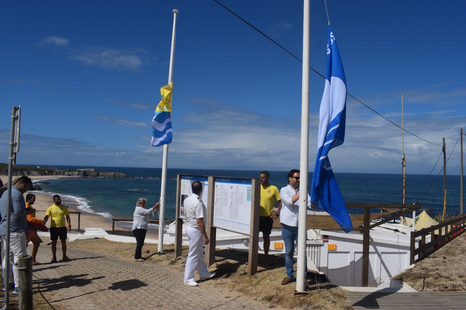 Bandeira Azul e Bandeira Dourada hasteadas nas praias de Odemira