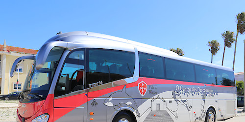 Município de Vila do Bispo adquire autocarro de 51 lugares equipado com plataforma eléctrica para pessoas com mobilidade reduzida