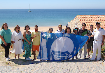 Bandeira Azul hasteada nas praias de Vila do Bispo