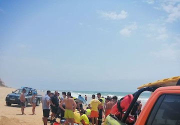 Resgatada mulher em estado inconsciente na praia do Barranco das Belharucas em Albufeira