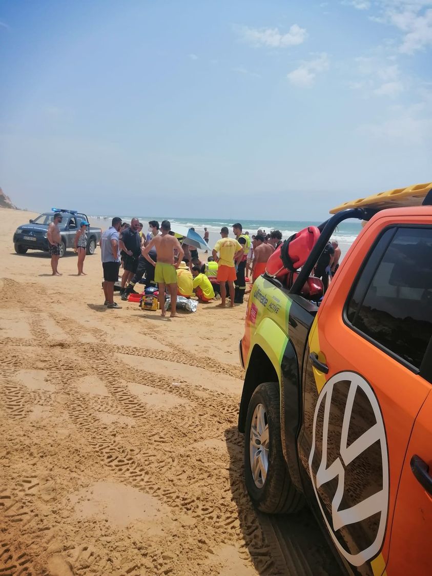 Resgatada mulher em estado inconsciente na praia do Barranco das Belharucas em Albufeira