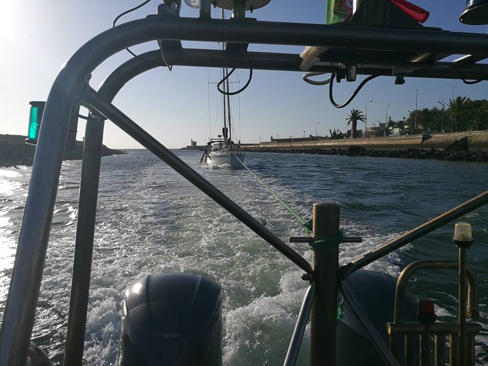 Autoridade Marítima Nacional auxilia veleiro inglês à entrada da barra do Porto de Lagos