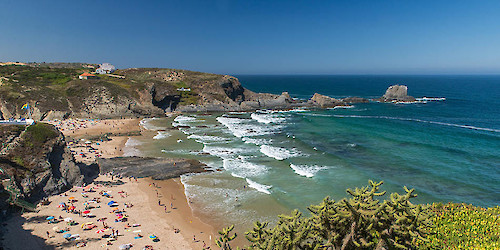 Praia da Zambujeira do Mar interditada a banhos