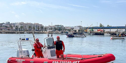 Equipa de Salvamento Aquático do Corpo de Bombeiros com nova embarcação