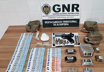 GNR: Dois detidos com mais de 2 500 doses de estupefacientes em Albufeira