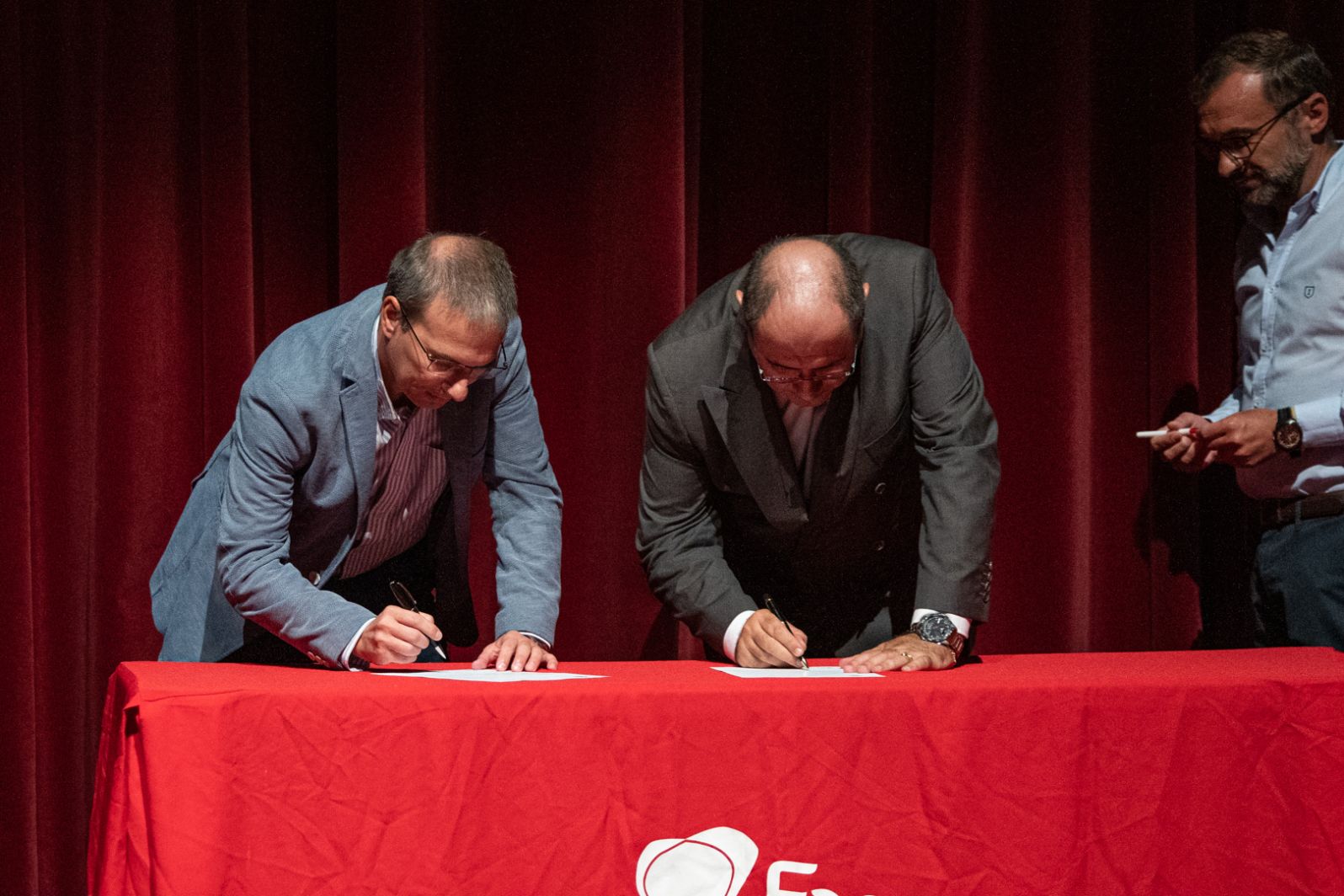 Faro: Presidente da Autarquia assinou auto de consignação da empreitada da nova ponte de acesso à praia de Faro