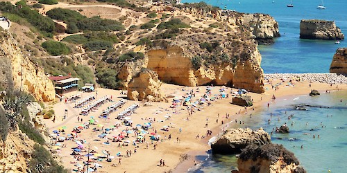 Já foi levantada a interdição a banhos na praia da Dona Ana em Lagos