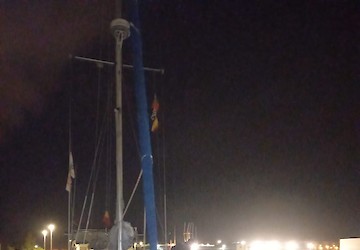 Auxiliados dois tripulantes de veleiro com incêndio a bordo ao largo de Lagos
