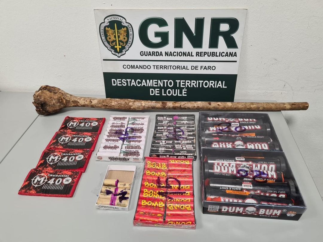 Detido por posse de arma proibida e apreendidos engenhos pirotécnicos