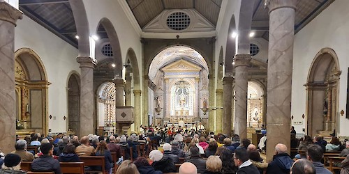 Mais de 200 pessoas enchem Igreja de S. Sebastião, em Lagos, para assistir ao ‘Cantar dos Reis’ com a actuação de seis grupos corais, a convite da Junta de São Gonçalo, e padre Nelson Rodrigues aproveita para homenagear memória do falecido Papa Bento XVI