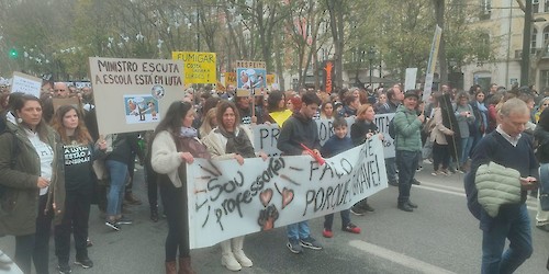 Setenta e seis autocarros levam mais de 4.300 professores do Algarve para a maior manifestação de sempre a nível nacional, em Lisboa, contra o governo