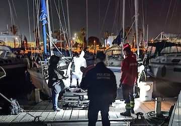 Encontrado o corpo de um homem a bordo de um veleiro na marina de Lagos