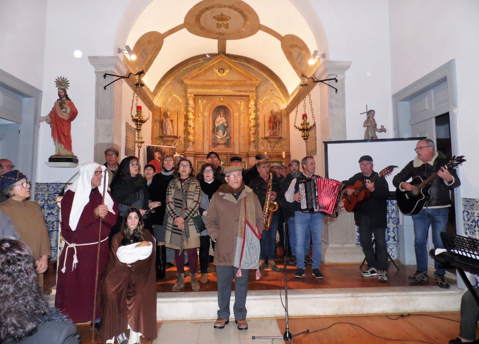 Quatro ranchos folclóricos do Algarve animam 10.º Encontro “Cantar das Janeiras e Reis “ na Igreja Matriz de Odiáxere, no concelho de Lagos, que enche com mais de 150 pessoas para reviver tradições