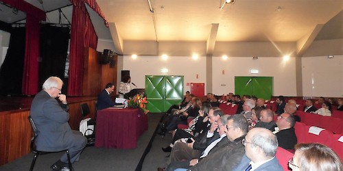 Lições da História de Portugal por autarcas e críticas da oposição à presidência camarária socialista de Vila do Bispo e ao Governo, no Dia do Município, com o Bispo do Algarve a assistir no palco antes da missa