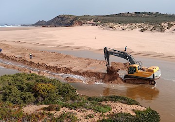 Município de Aljezur colabora em operações de desassoreamento do rio da Amoreira