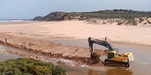 Município de Aljezur colabora em operações de desassoreamento do rio da Amoreira