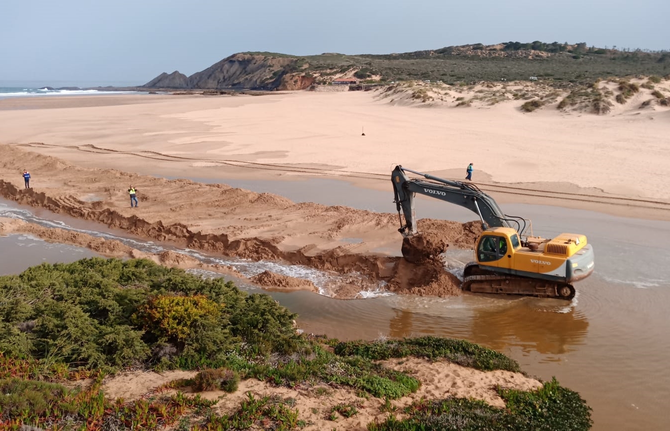 Município de Aljezur colabora em operações de desassoreamento do rio da Amoreira
