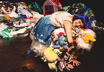 Espectáculo de Dança-Teatro "Alice no País do Lixo”