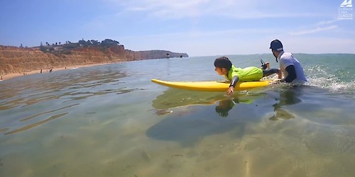 Nas Escolas de Lagos também se aprende Surf!