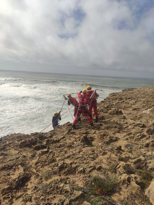Resgatado surfista após entrar em dificuldades na água em Aljezur