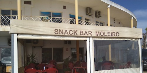 “SNAC BAR MOLEIRO”, em Lagos, assaltado com tronco de árvore para partir a porta em vidro e roubar três euros por volta das 6.00 horas da manhã