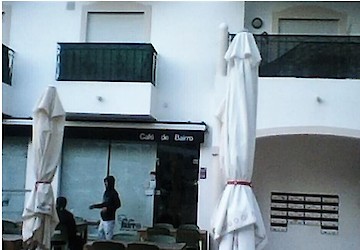 “Café do Bairro” e restaurante italiano “Pizza AlForno”, em Lagos, assaltados durante a madrugada de terça-feira, com pedra a partir portas de vidro de entrada para roubar dinheiro