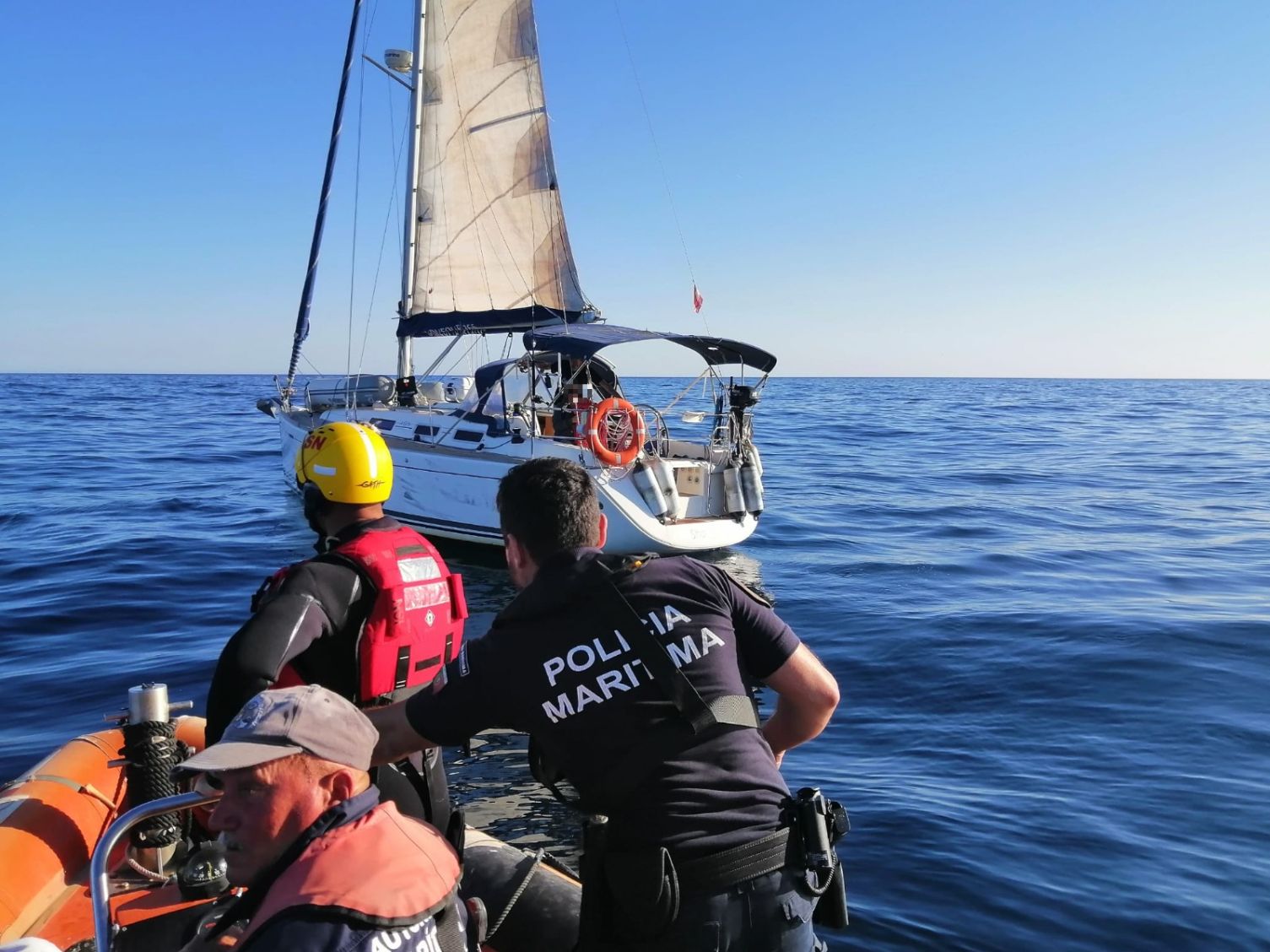 Autoridade Marítima Nacional auxilia três tripulantes de veleiro ao largo de Olhão
