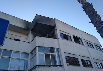 Fogo atinge varanda e sala de apartamento num prédio na Rua da Cooperativa de Habitação Chesgal, em Lagos, e provoca dois feridos por inalação de fumos