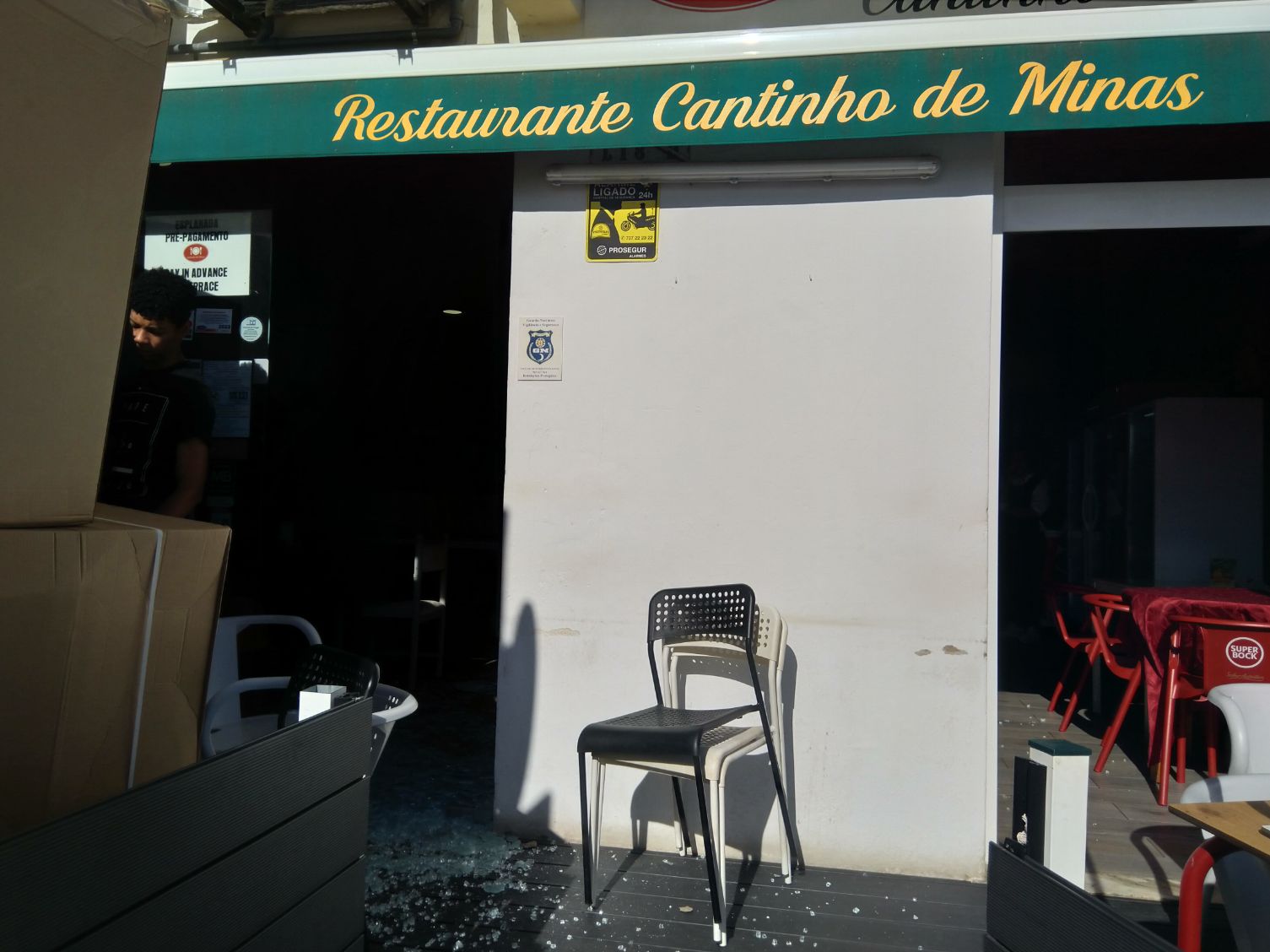 Restaurante Cantinho de Minas e Padaria Pão d´Avó Maria, assaltados em Lagos, à pedrada, durante a madrugada, e apenas para levar dinheiro