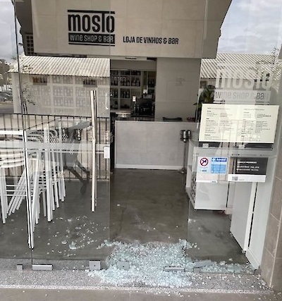 Mais dois assaltos durante a madrugada em Lagos - Loja de vinhos Mosto, na Rua dos Celeiros, zona de São João, ficou sem 600 euros, e do estabelecimento Fofovelas, junto à Galp, foram levadas chaves de carros e um comando da entrada da garagem