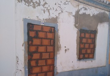 Pedreiros da Câmara Municipal de Lagos já taparam, com tijolos e cimento, janela e porta do quintal da casa devoluta, na Rua do Paiol, nº. 29, nesta cidade, utilizada por traficantes e consumidores de droga durante meses
