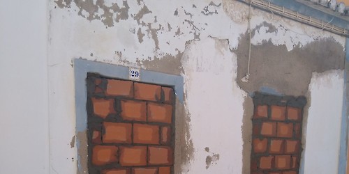 Pedreiros da Câmara Municipal de Lagos já taparam, com tijolos e cimento, janela e porta do quintal da casa devoluta, na Rua do Paiol, nº. 29, nesta cidade, utilizada por traficantes e consumidores de droga durante meses