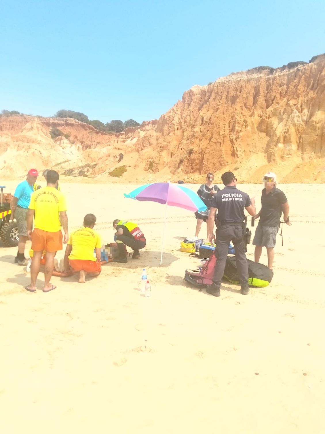 Resgatada praticante de parapente após queda na praia do Alfamar em Albufeira