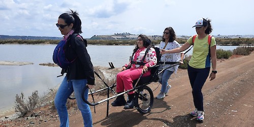 A cadeira Joelette já fez a sua primeira viagem