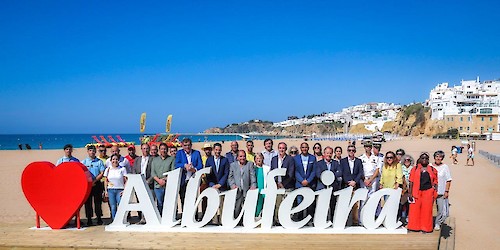 Albufeira hasteia bandeiras azuis e praia acessível para a presente época balnear