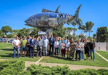 Escultura “atum” homenageia os homens e mulheres das conserveiras de Albufeira