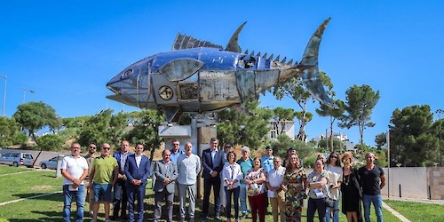 Escultura “atum” homenageia os homens e mulheres das conserveiras de Albufeira