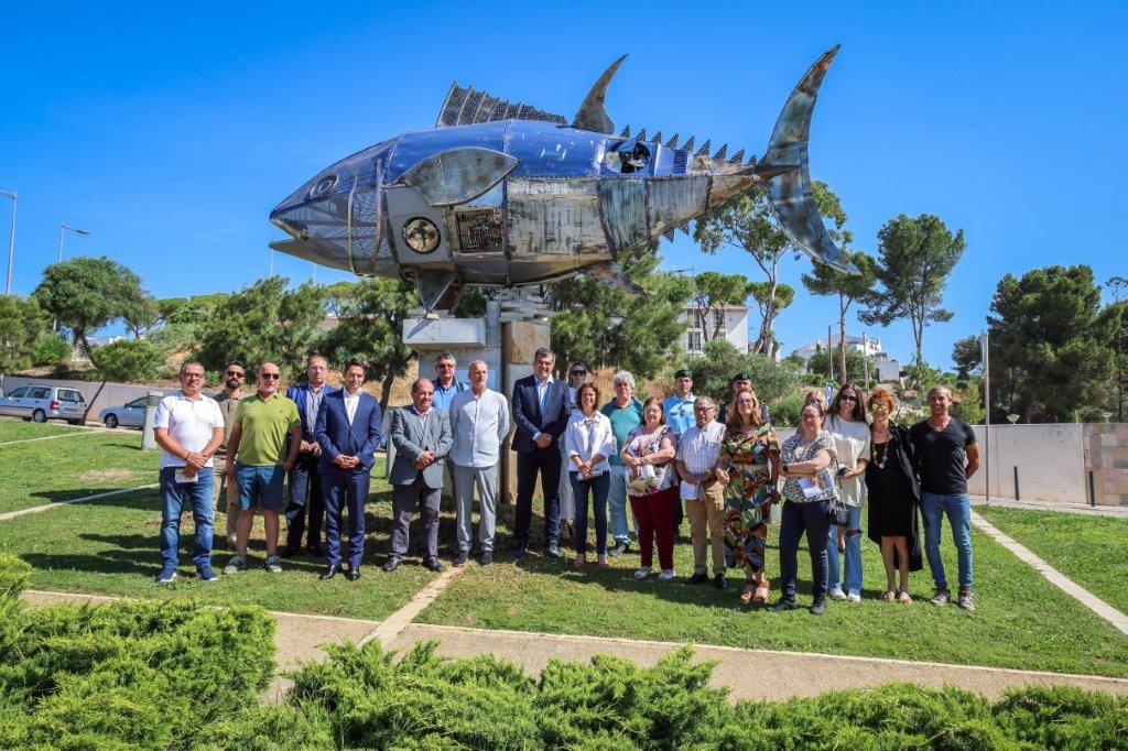 Escultura “atum” homenageia os homens e mulheres das conserveiras de Albufeira