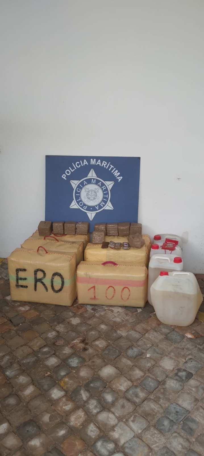 Autoridade Marítima Nacional e Marinha Portuguesa apreendem cerca de 700kg de droga a Sul de Portugal