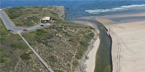 Desobstrução da foz do rio na Praia de Amoreira