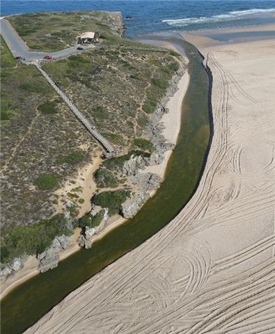 Desobstrução da foz do rio na Praia de Amoreira