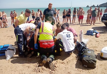 Homem salvo na praia do Alemão em Portimão